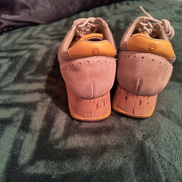 Size 8.5 Rockport women sneakers. colors, grey and yellow. Great condition. - Picture 3 of 10